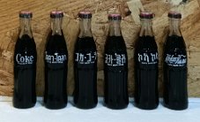 IMG_100 Coca-Cola - Miniatures en langues locales: Anglais-Thaï-Amharique-Coréen-Japonais-Cyrillique